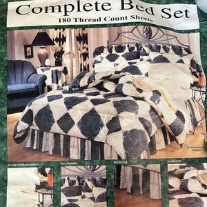 Queen Comforter set - NEW